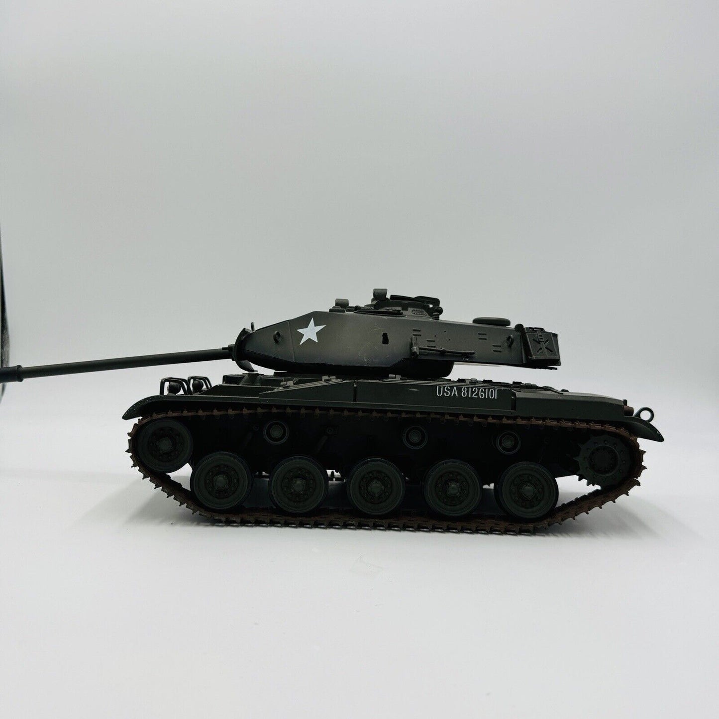 21st century toys WWII battle tank model  USA 812G101 scale 1:32 measures 17”x7”