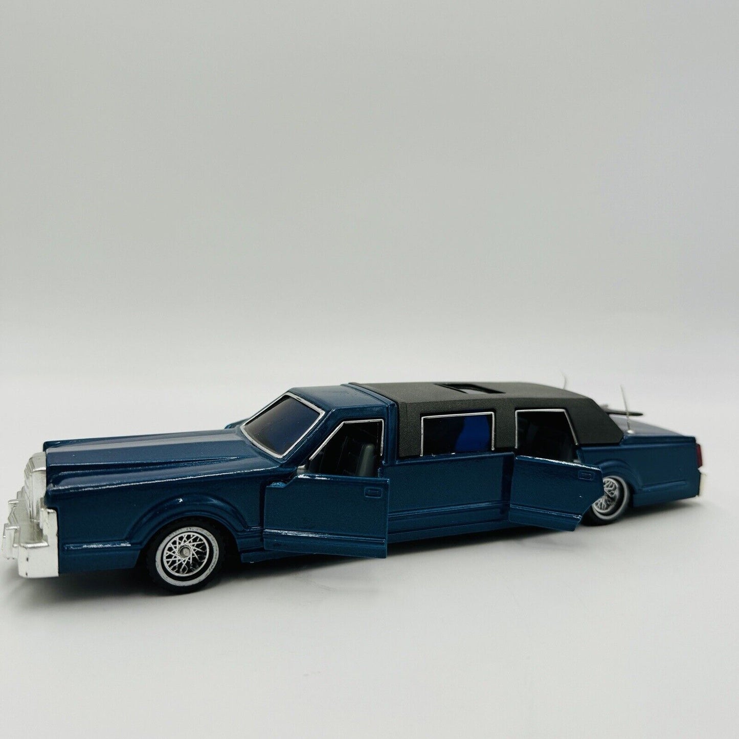 Vintage Diecast Majorette Super Movers Limousine 1/32 Sc. 3045 Series Blue