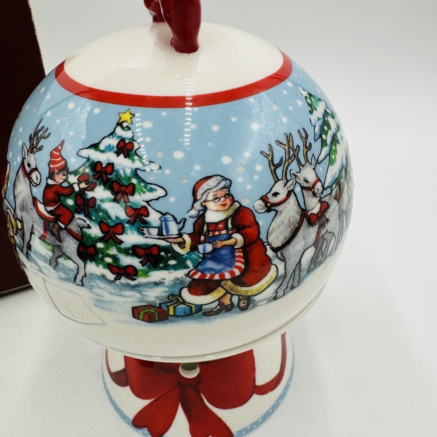Villeroy and Boch Santa's Apple Baker Porcelain 3 Pieces Sleigh & Reindeer