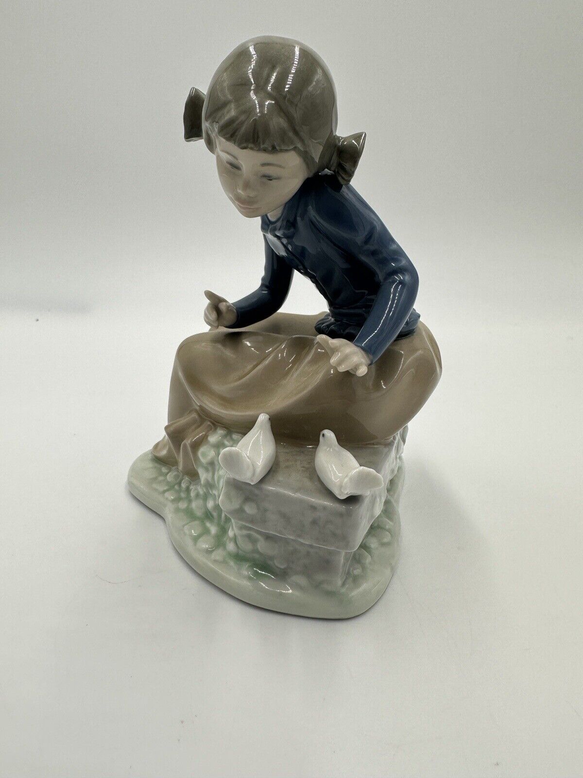 NAO Lladro Porcelain Figurine Ever So Gently 1988 Seated Girl with Doves Daisa