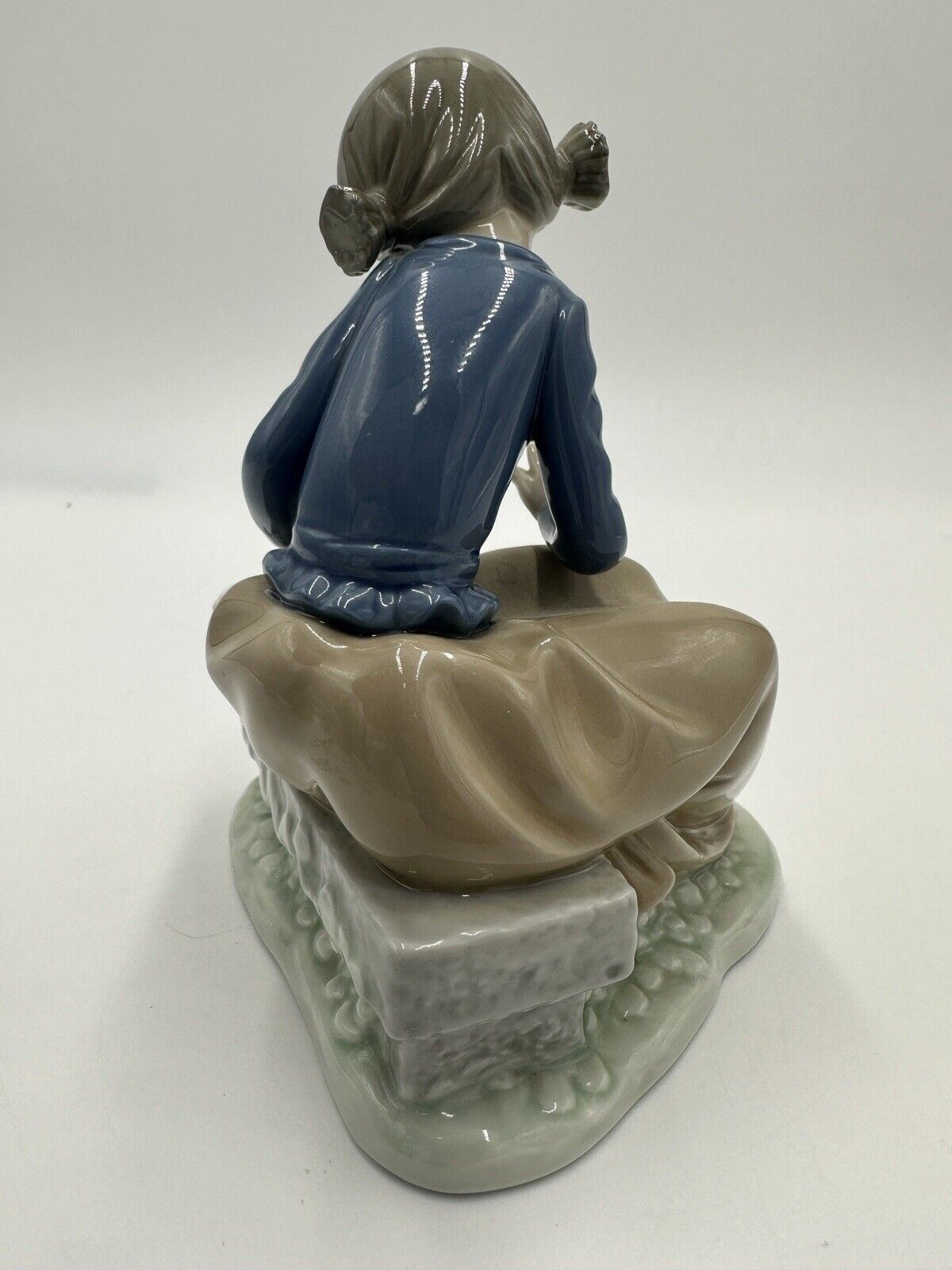 NAO Lladro Porcelain Figurine Ever So Gently 1988 Seated Girl with Doves Daisa