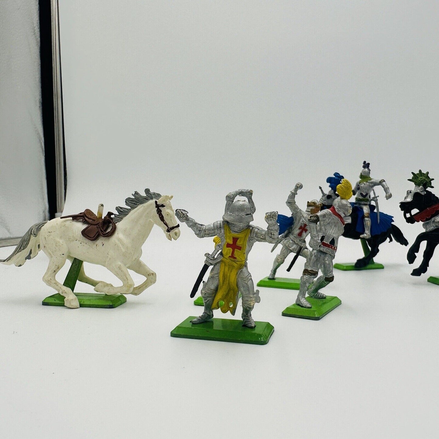britains ltd 1971 soldiers knights Medieval Figurines Lot 9 Pieces England Made