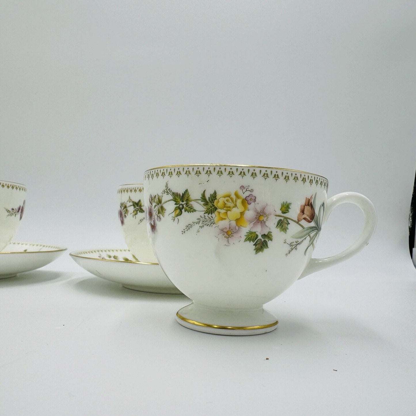 Wedgwood Bone China England Mirabelle R4537 4 Teacups & Two Saucers Floral