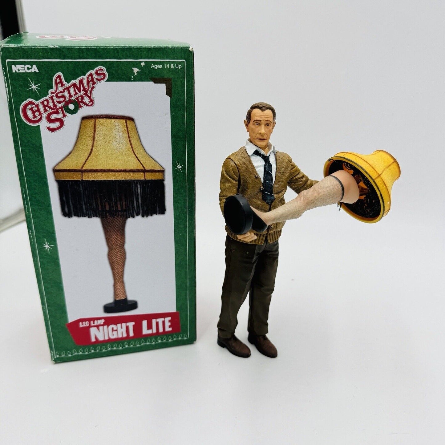 NECA A Christmas Story The Old Man Figure And Toy Leg Lamp 2008